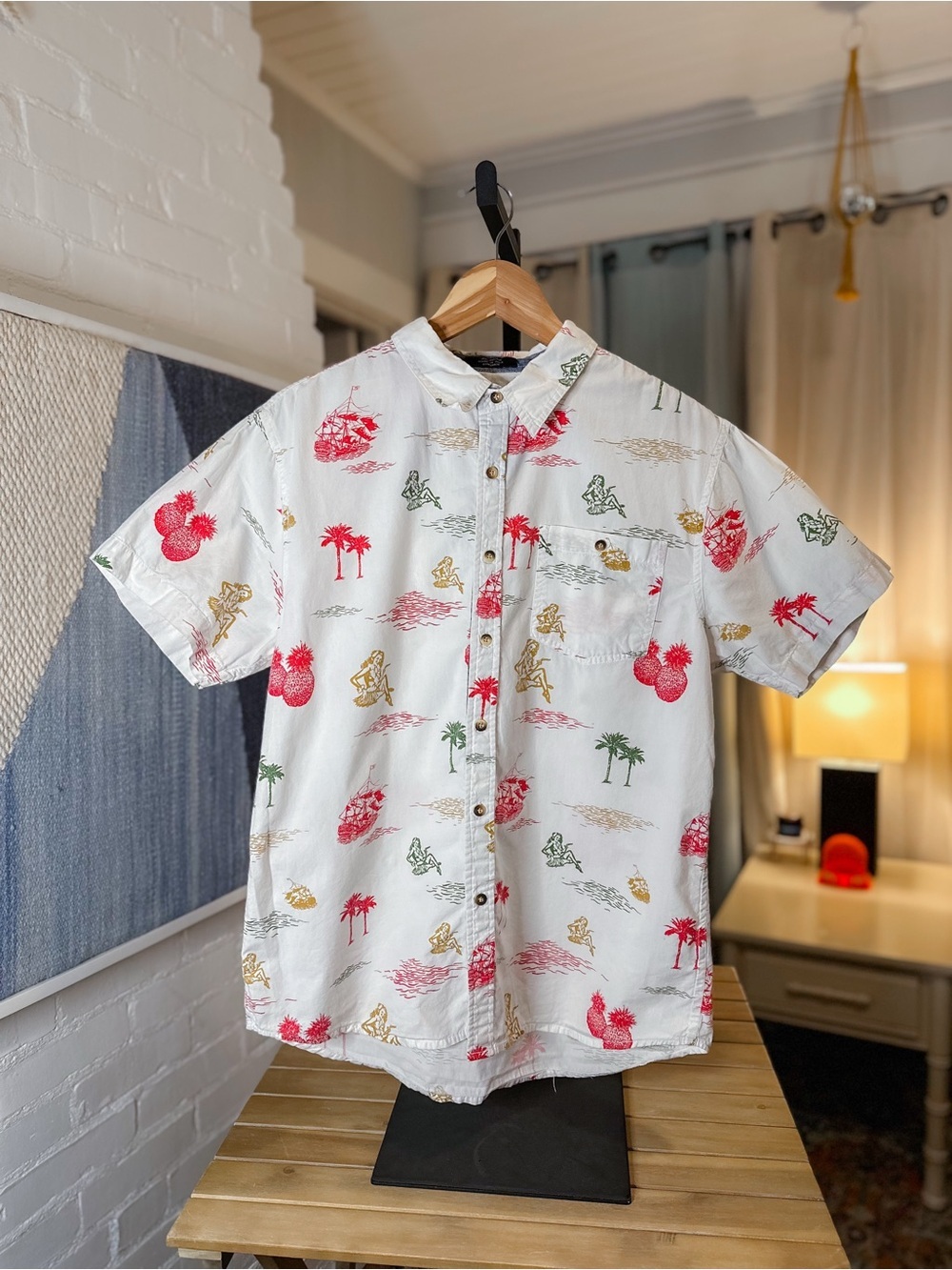Eighty Eight White & Red Hawaiian 100% Cotton Button Up Collared Shirt